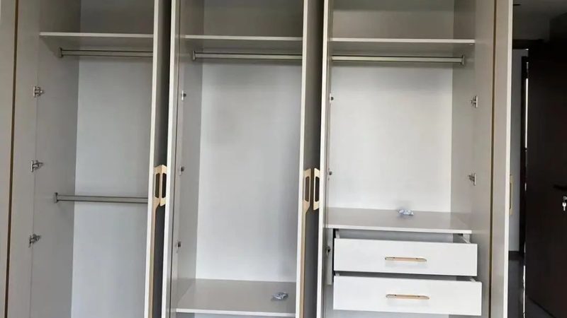 红酒的储存环境对酒的品质至关重要。理想的酒柜红酒区应具备以下条件：
